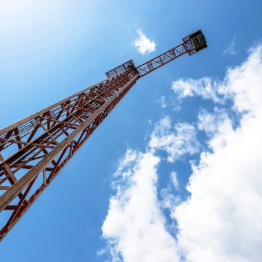 Mavi gökyüzüne karşı inşaat vinci, alt görünüm.