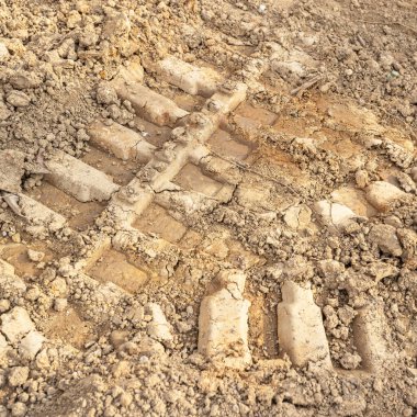 Kuru toprak. Lav yollu kuru çamur volkanlarının arka planı. Lastik izleri. Tarım, tarım.