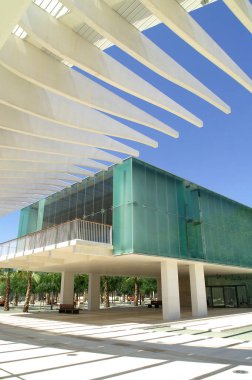 Malaga (İspanya). Malaga limanındaki Palmeral de las Sorpresas 'ın yanına inşa edilmiştir.