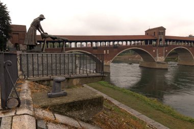 Pavia (İtalya). Pavia nehirde Ticino köprüde kapalı