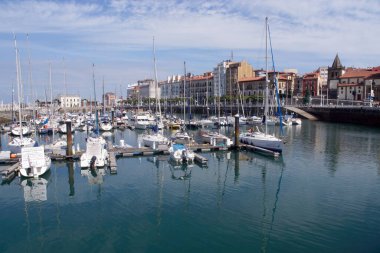 Gijon (İspanya). Gijon şehrinde Formentin Limanı