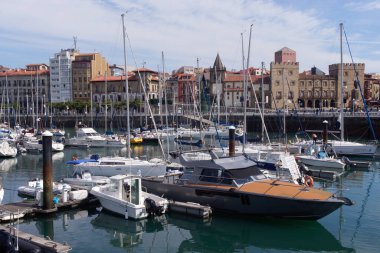 Gijon (İspanya). Gijon şehrindeki Formentin rıhtımına yanaştık.