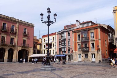 Gijon (İspanya). Gijon şehrinin ana meydanı..