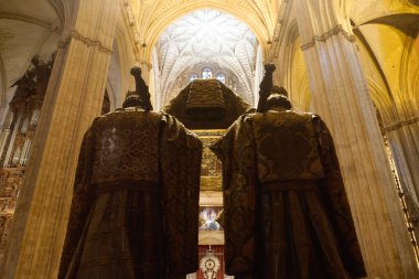 Sevilla (İspanya). Christopher Columbus 'un Sevilla Katedrali' ndeki mezarının detayları.