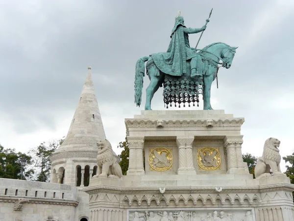 Budapeşte Macaristan Kral Aziz Stephen Balıkçı Kalesindeki Heykeli — Stok fotoğraf