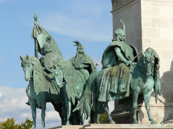 부다페스트 헝가리 부다페스트의 광장에 마자르 지도자들의 조각상에 — 스톡 사진