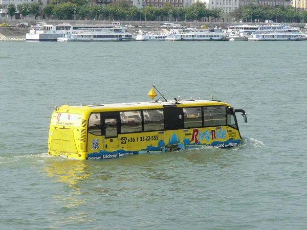 Budapest Ungheria Autobus Anfibio Che Percorre Danubio Vicino Alla Città — Foto Stock