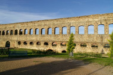 Merida (İspanya). Merida (İspanya). Merida şehrinde San Lzaro 'nun Roma su kemeri.