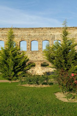 Merida (İspanya). Merida (İspanya). Merida şehrinde, San Lzaro 'nun Roma su kemerinin yanındaki bahçe..