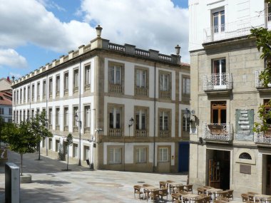 Orense (Galiçya) İspanya. Orense şehrindeki Plaza de Eugenio Montes 'deki evler