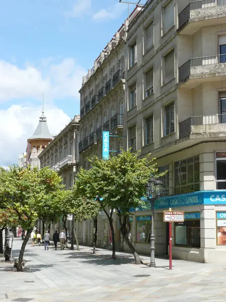 Orense (Galiçya) İspanya. Bizim şehrimizin şehir merkezindeki yaya sokağı.