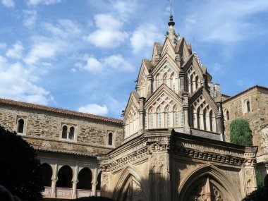 Guadalupe (Caceres) İspanya Santa Mara de Guadalupe Kraliyet Manastırı 'ndaki bazı kulelerin mimari detayları.