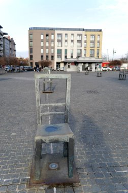 Krakow (Polonya). Getto Kahramanlar Meydanı veya Bohaterw plağındaki Krakow Sandalyeleri Anıtı
