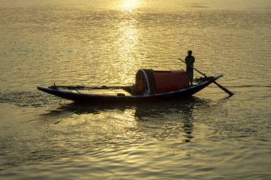 Kolkata 'da Ganj Nehri' nde tekneler. Bu fotoğraf akşamüstü gün batımında çekildi.