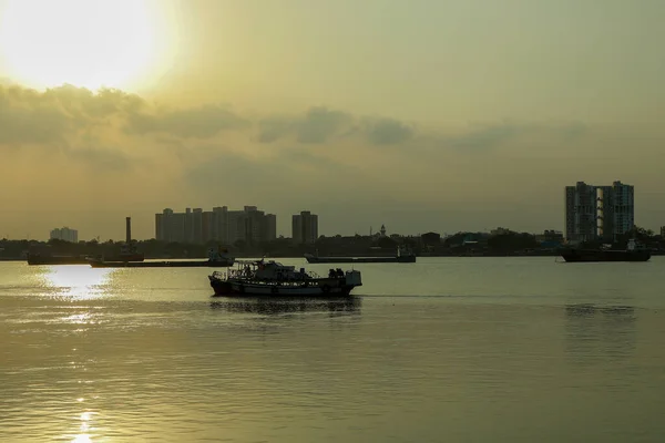 Kolkata 'da Ganj Nehri' nde tekne. Batı Bengal, Hindistan 'daki Hooghly Nehri üzerinde Kolkata ve Howrah şehirlerini birbirine bağlayan bir paralı köprüdür..