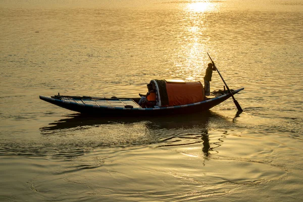 Kolkata 'daki Ganj Nehri' nde bir tekne..