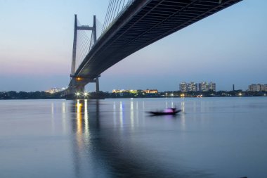 Kolkata 'da Ganj Nehri' ndeki tekne Batı Bengal, Hindistan 'daki Hooghly Nehri üzerinde Kolkata ve Howrah şehirlerini birbirine bağlayan bir paralı köprüdür..