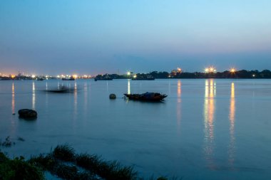 Kolkata 'da Ganj Nehri' nde tekne. Fotoğraf Kolkata 'da, Batı Bengal' de akşam vakti güzel mavi ışıkta çekildi..