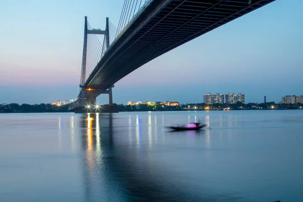 Лодка Реке Ганг Калькутте Платный Мост Через Реку Хугли Западной — стоковое фото