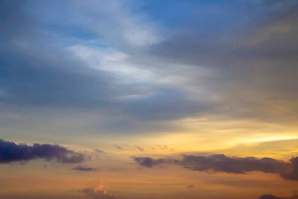 Schöner Himmel Wird Mit Gelber Und Blauer Farbe Kombiniert — Stockfoto