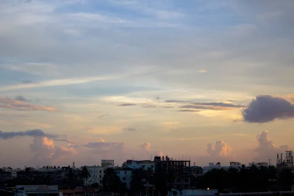 Şehirde güzel bir gökyüzü.