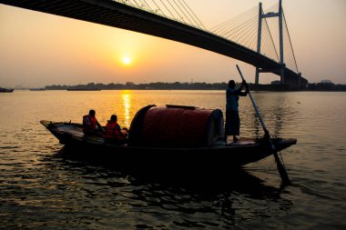 Kolkata 'da Ganj Nehri' nde tekne. Batı Bengal, Hindistan 'daki Hooghly Nehri üzerinde Kolkata ve Howrah şehirlerini birbirine bağlayan bir paralı köprüdür..