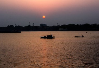 Kolkata 'da Ganj Nehri' nde tekneler. Fotoğraf akşamüstü gün batımında çekildi..