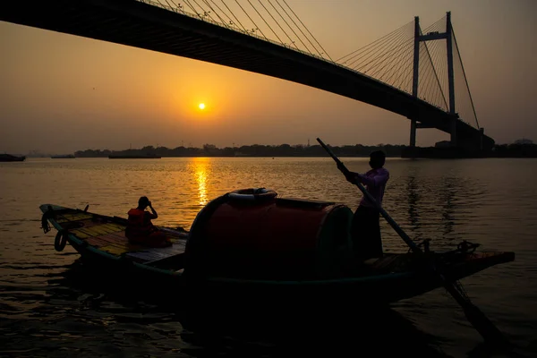 Kolkata 'da Ganj Nehri' nde tekne. Batı Bengal, Hindistan 'daki Hooghly Nehri üzerinde Kolkata ve Howrah şehirlerini birbirine bağlayan bir paralı köprüdür..