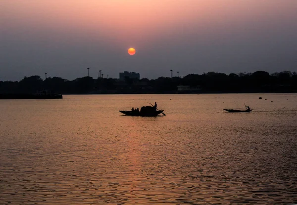 加尔各答恒河中的船只 照片是在黄昏时分拍摄的 — 图库照片