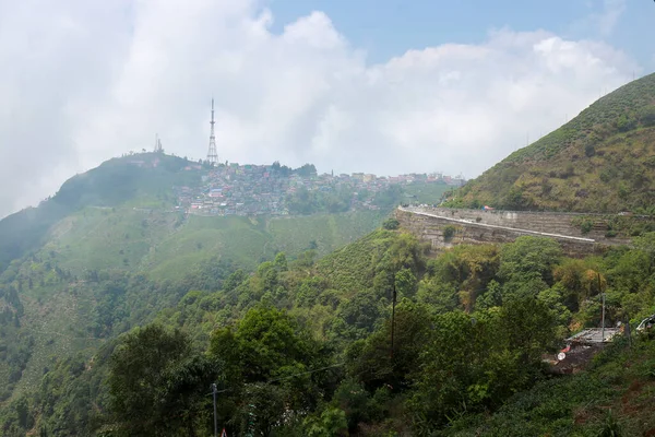 Kurseong Tepesi 'nin şehir manzarası. Kurseong, Hindistan 'da Batı Bengal eyaletinde yer alan bir şehirdir..