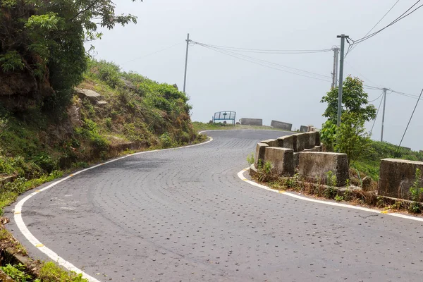 Hindistan 'ın batı Bengal bölgesindeki Kurseong şehri Darjeeling' de güzel bir yol var.. 