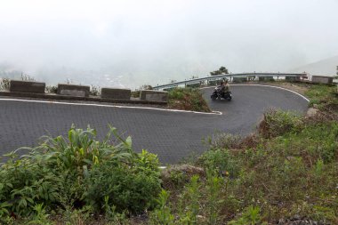 Darjeeling 'deki Kurseong kırsalında. Hindistan 'ın batısındaki Kurseong şehri Darjeeling' de güzel bir yol var..