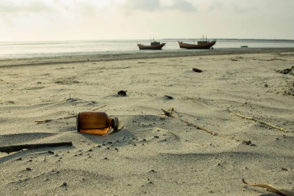 Çöpler deniz sahilinde toplanıyor.