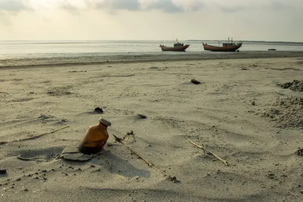 Çöpler deniz sahilinde toplanıyor.