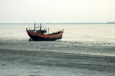 Tekne Bakkhali sahiline yanaştı. En tanınmış turistik yerlerden biri, Bengal 'deki deniz plajı ve doğal güzelliğiyle Bakkhali' dir.