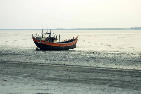 Tekne Bakkhali sahiline yanaştı. En tanınmış turistik yerlerden biri, Bengal 'deki deniz plajı ve doğal güzelliğiyle Bakkhali' dir.