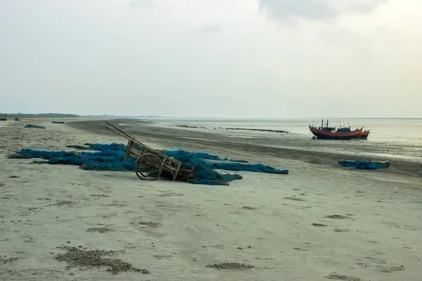 Yerel balıkçılar o balık ağlarını deniz kıyısına getirir.