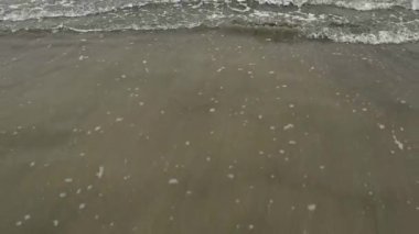 Deniz dalgaları kıyı şeridinde