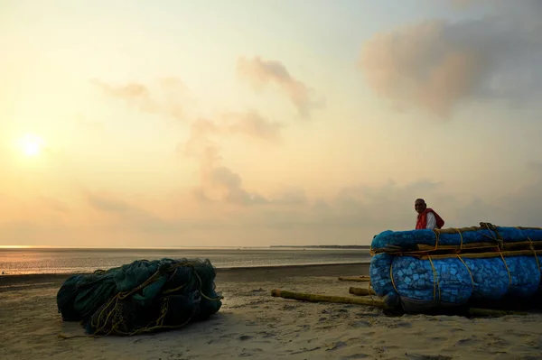 Bakkhali, Namkhana, Batı Bengal, Hindistan. Tarih 29.3.2023: yerel balıkçı geçici teknesinde dinleniyor.