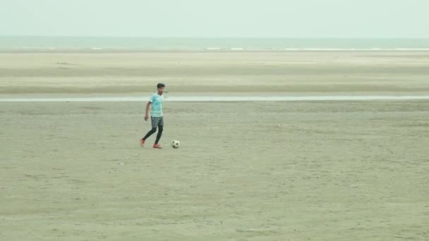 2023 Bakkhali South Parganas Västbengalen Pojkar Spelar Fotboll Stranden — Stockvideo