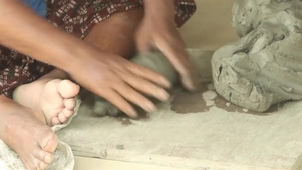 陶芸家はポットを作るために泥を準備している — ストック動画