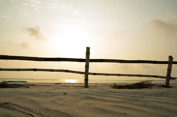 Bakkhali 'deki Lalgunj kumsalında çit.