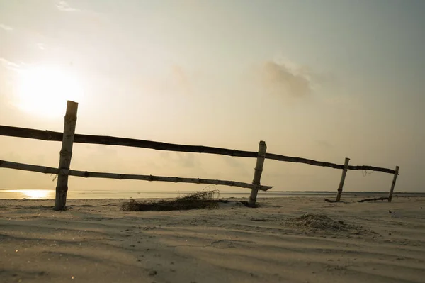 Bakkhali 'deki Lalgunj kumsalında çit.