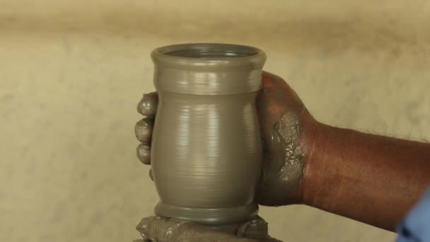 Mãos Oleiro Trabalhando Roda Cerâmica Fazer Pote — Vídeo de Stock
