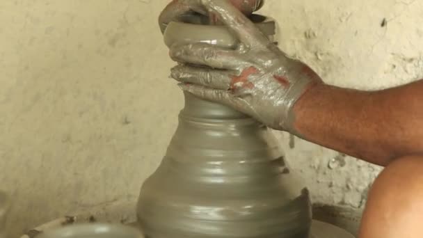 Mani Del Vasaio Che Lavorano Sulla Rotella Della Ceramica Che — Video Stock