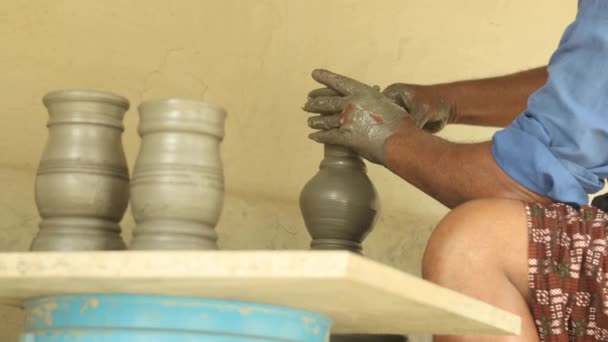 陶工的手在陶瓷轮上工作 还做了一个壶 — 图库视频影像