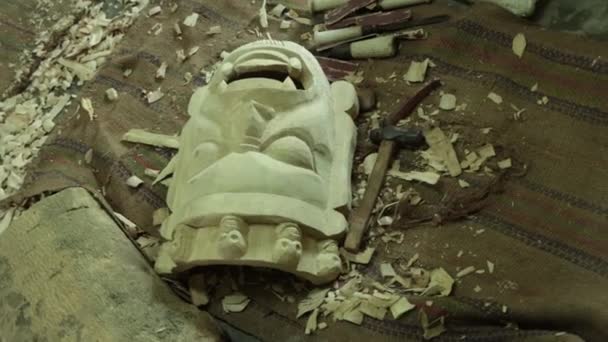 Ahşap Kıvrımlı Gomira Maskesi Yapmak — Stok video