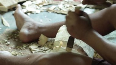 Gomira maskesi veya mukha yapımı.