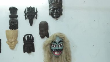 Gomira maskeleri duvarda asılı.