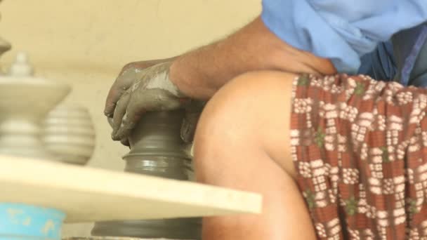 陶芸家の工房で鉢作りをして — ストック動画
